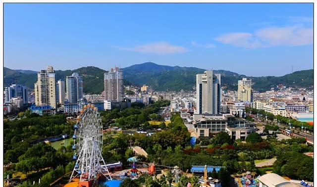 浙江玉環(huán),擁有臺(tái)州路橋機(jī)場,還有大鹿島風(fēng)景區(qū)