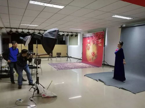 香山街道社區服務中心為老年志愿者拍攝藝術照，定格最美夕陽紅